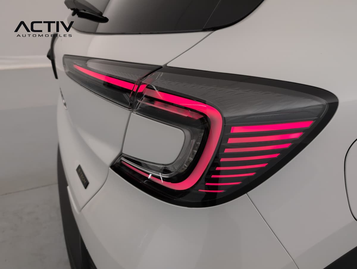 Renault Captur : feu arrière allumé avec signature lumineuse en forme de C