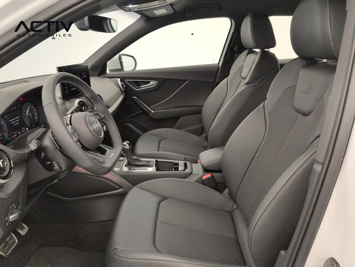 Audi Q2 : sièges avant sport noirs mixtes cuir et tissu, vus depuis la porte passager