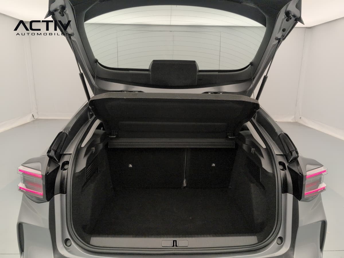 Citroën C4 : coffre ouvert avec tablette relevée et banquette arrière rabattue en deux parties