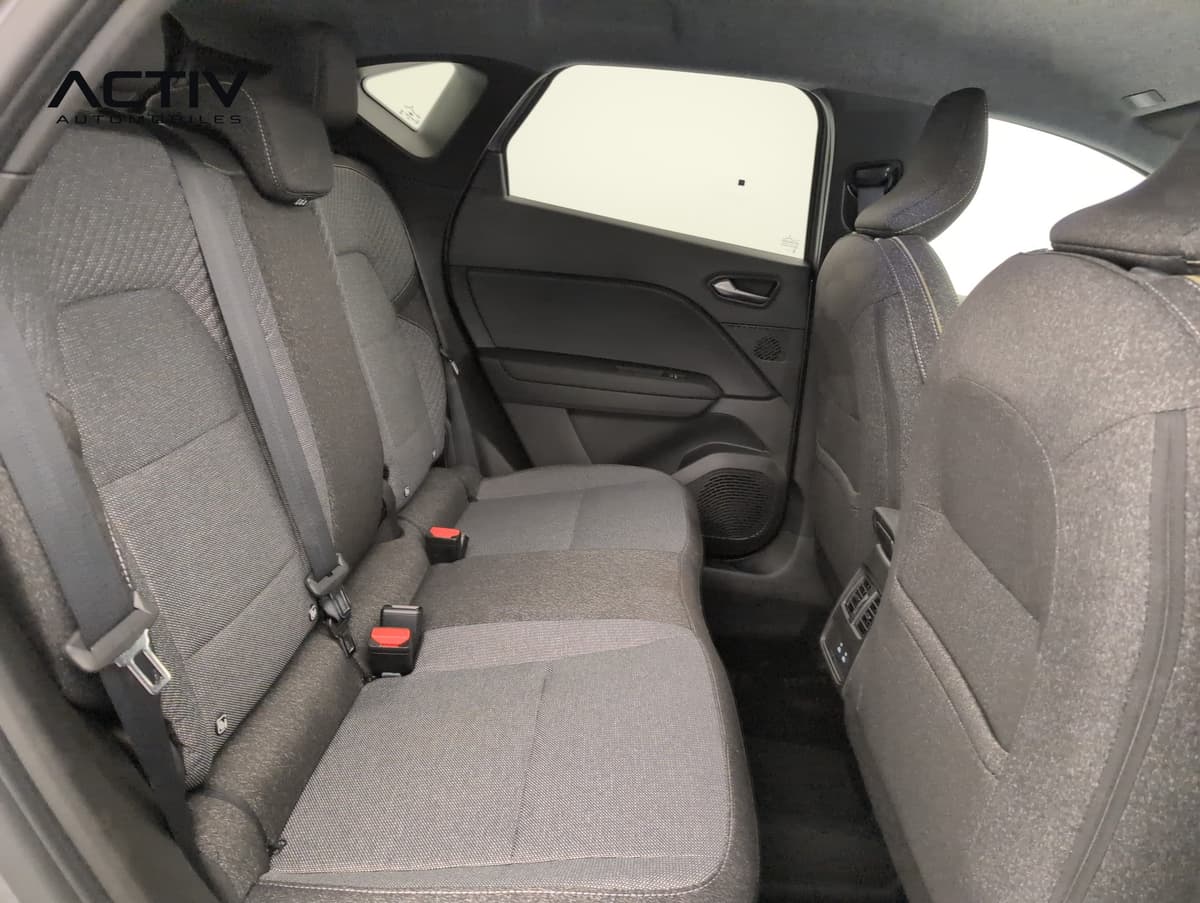 Renault Captur : banquette arrière en tissu gris foncé vue par la portière avant ouverte