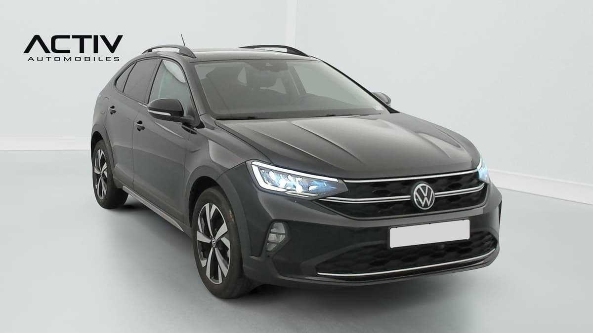 Volkswagen Taigo : vue avant trois quarts droit avec rampes de pavillon et jantes bicolores