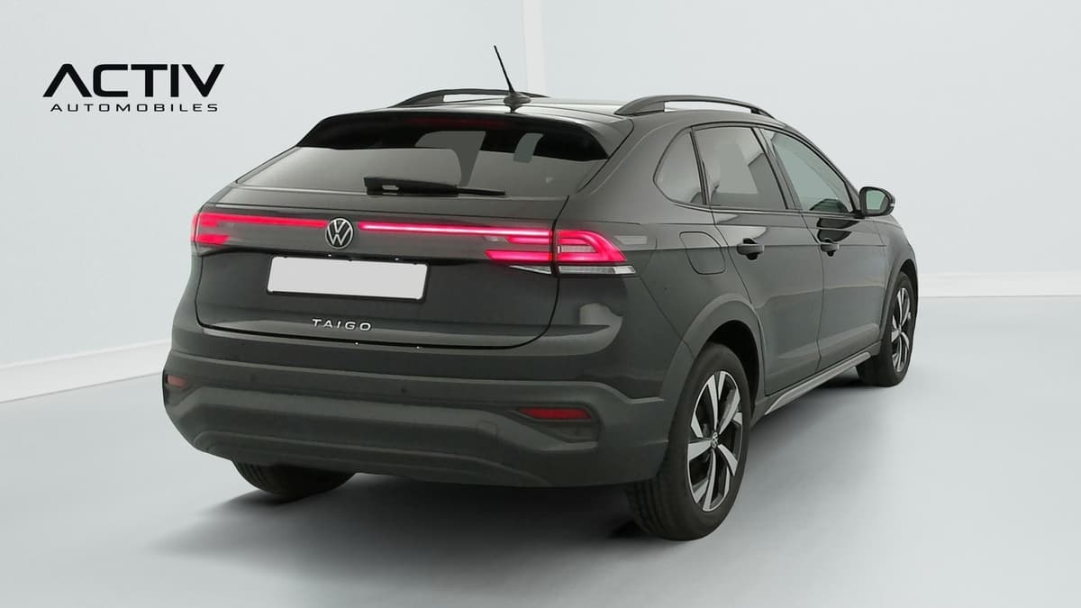 Volkswagen Taigo : vue arrière trois quarts droit avec feux reliés par un bandeau lumineux