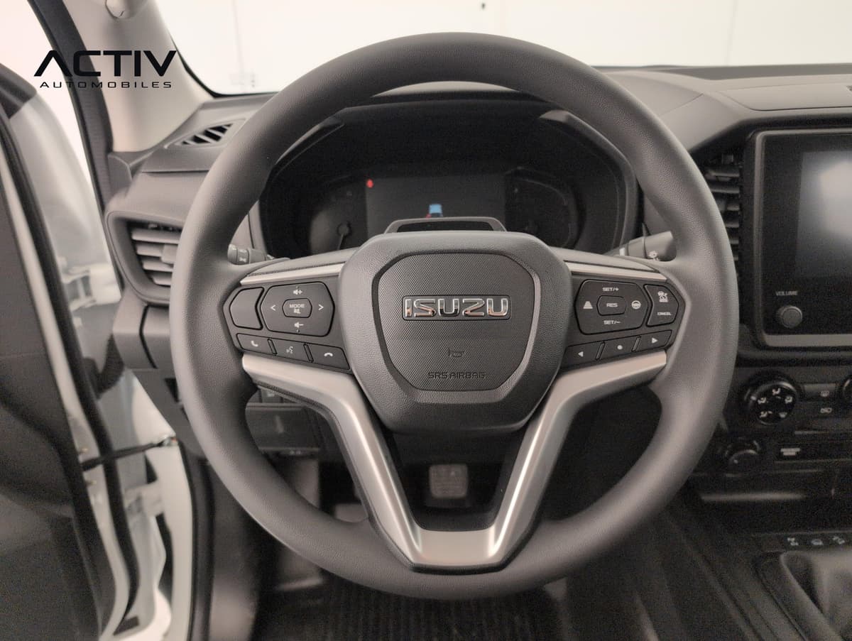 Isuzu D-MAX : volant avec commandes intégrées, combiné d'instruments et écran tactile en arrière-plan