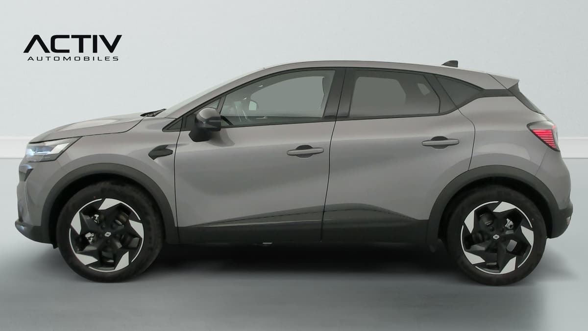 Renault Captur : profil gauche du SUV gris avec jantes aluminium bicolores et bas de caisse noir
