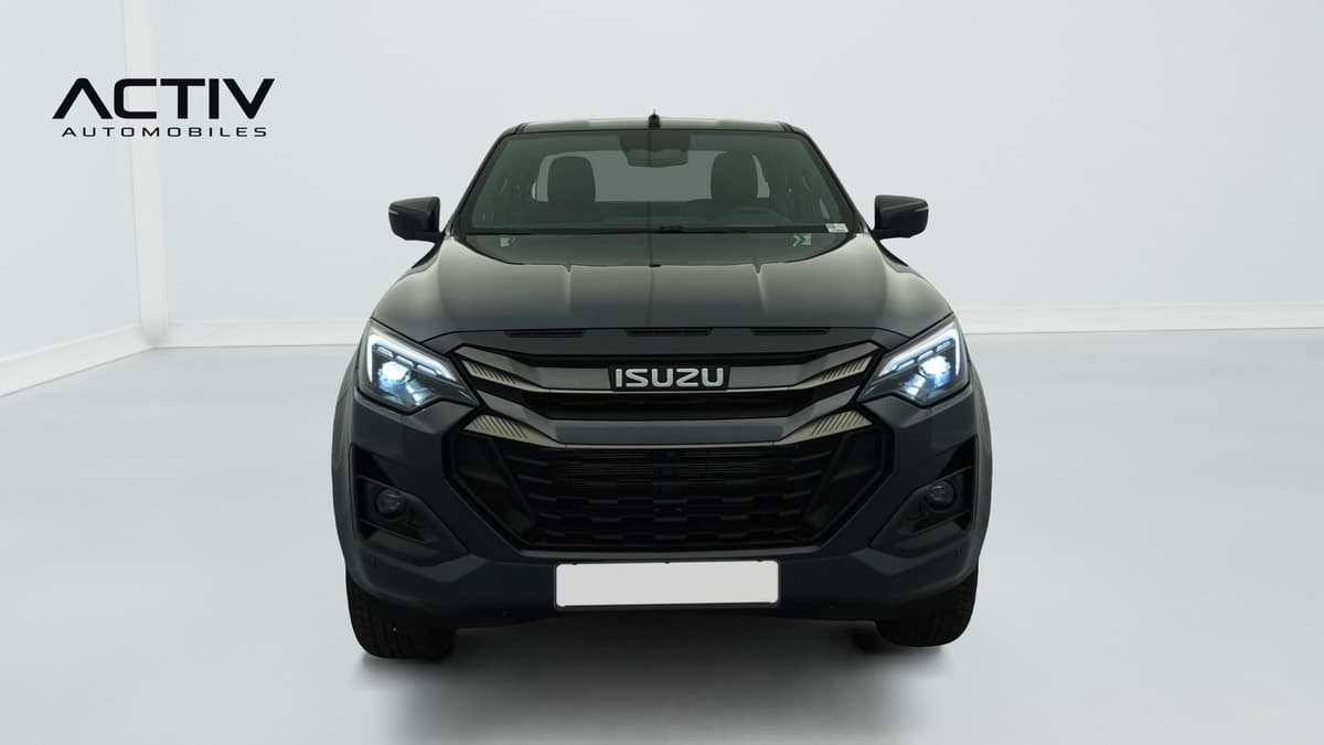 Isuzu D-MAX : face avant avec calandre noire, projecteurs allumés et feux anti-brouillard