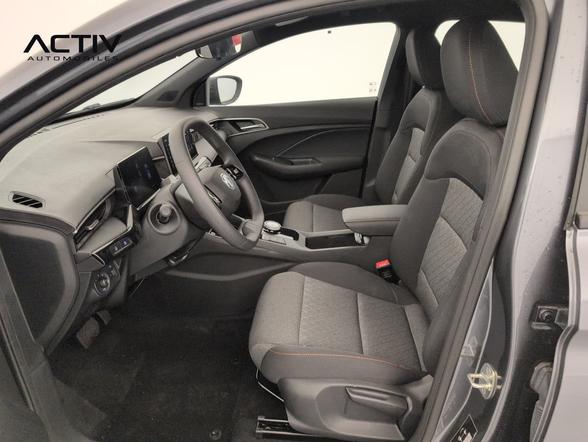 Mg MG3 : habitacle avant côté conducteur avec sièges en tissu noir et accoudoir central