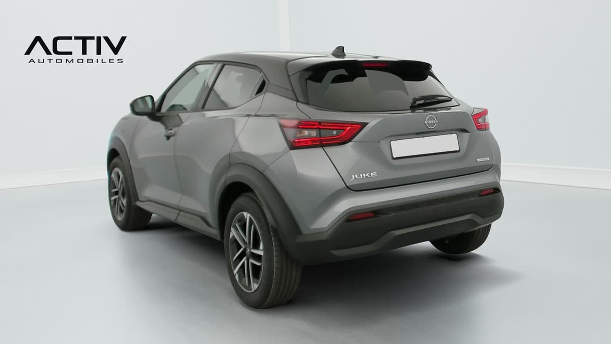 Nissan Juke : arrière trois quarts gauche, carrosserie grise, toit noir et jantes alliage