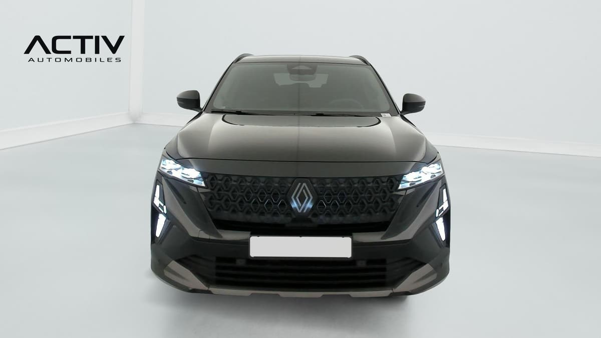 Renault Austral : face avant noire avec calandre à motif losanges et feux allumés