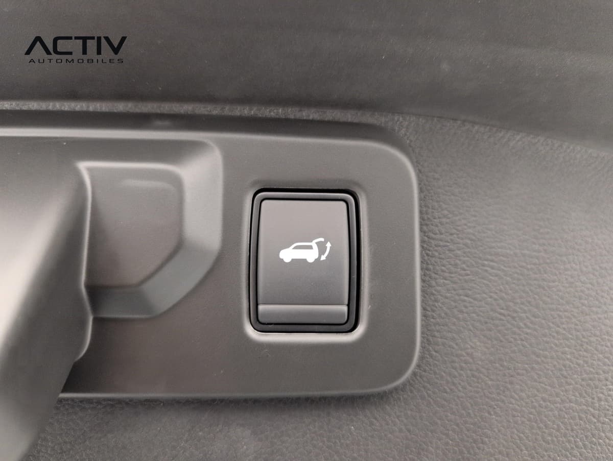 Renault Austral : bouton de fermeture du hayon dans le garnissage du coffre