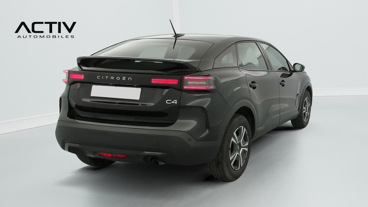 Citroën C4 : vue arrière trois quarts droit avec feux à LED et becquet de toit