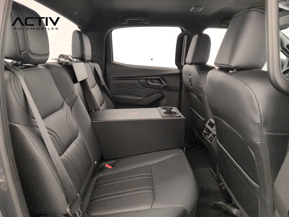 Isuzu D-MAX : banquette arrière en cuir noir avec accoudoir central et porte-gobelets
