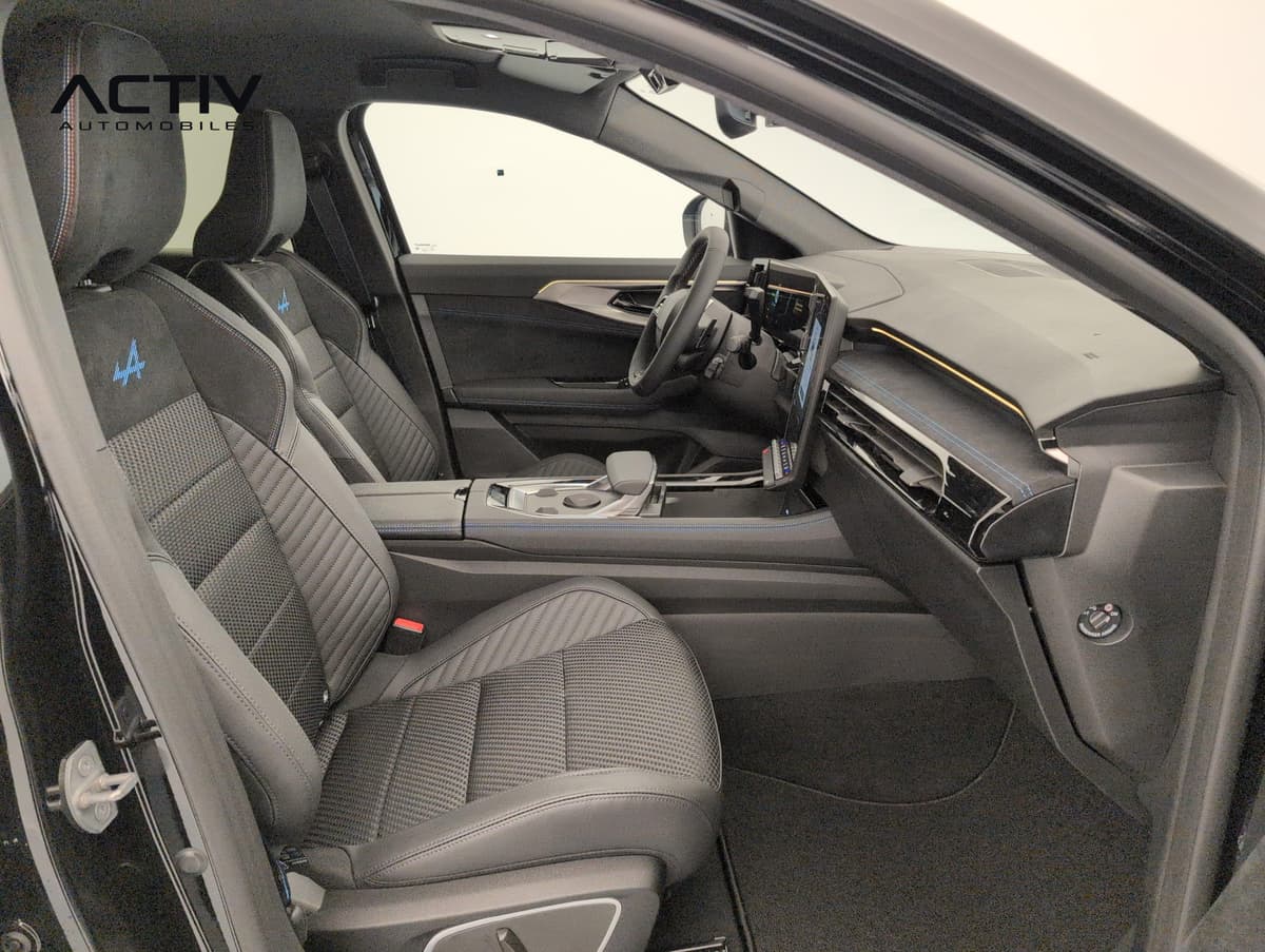 Renault Austral : sièges avant avec logo bleu Alpine, console centrale et écran vus côté passager