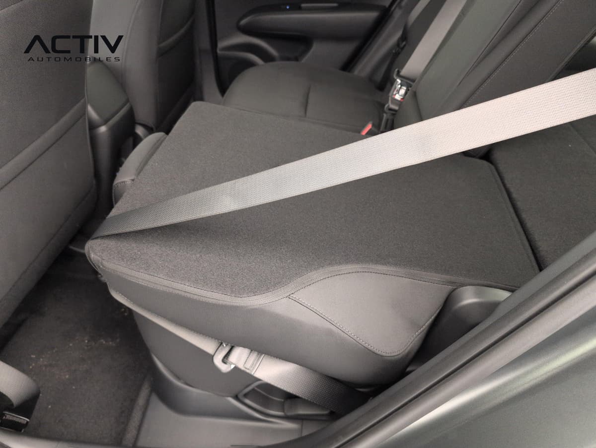 Hyundai Tucson : assise de banquette arrière en tissu sombre avec ceinture, vue par la portière