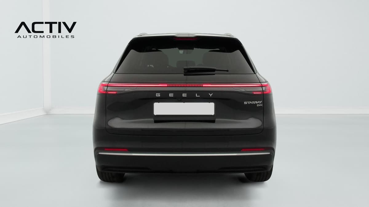 Geely Starray : face arrière avec bandeau lumineux continu et barres de toit