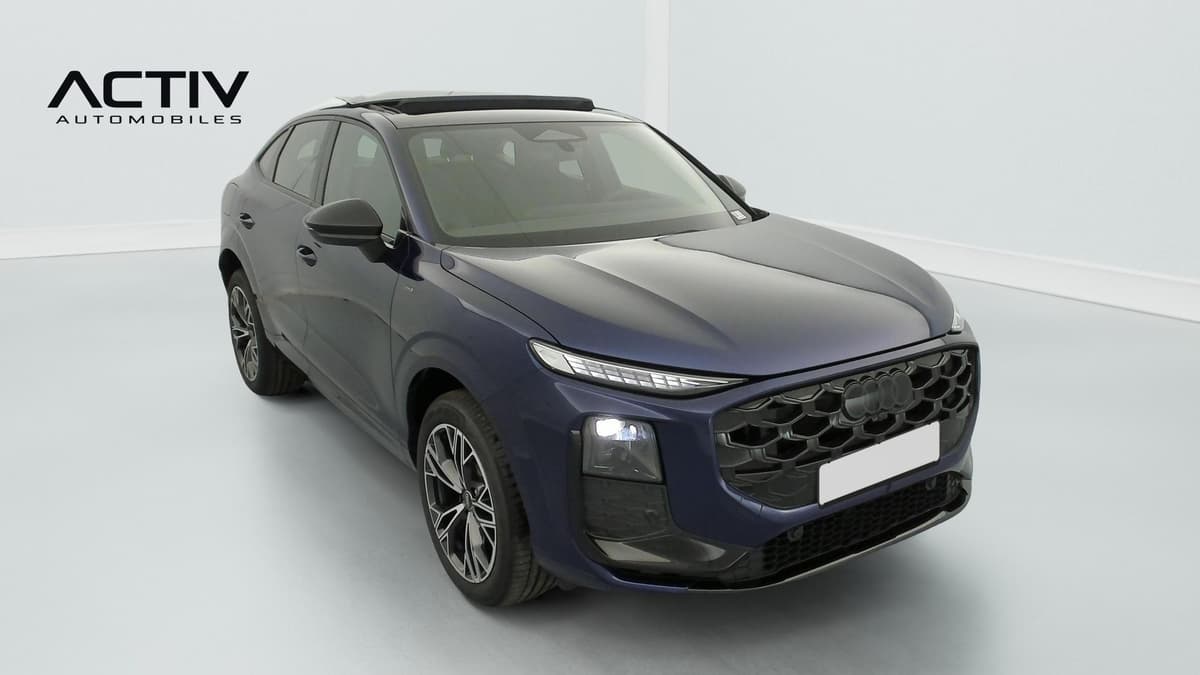 Audi Q3 Sportback Hybride : vue avant trois quarts droit, carrosserie bleue, calandre noire et jantes bicolores