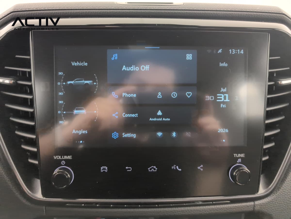 Isuzu D-MAX : écran tactile central avec menu multimédia, molettes et aérateurs latéraux