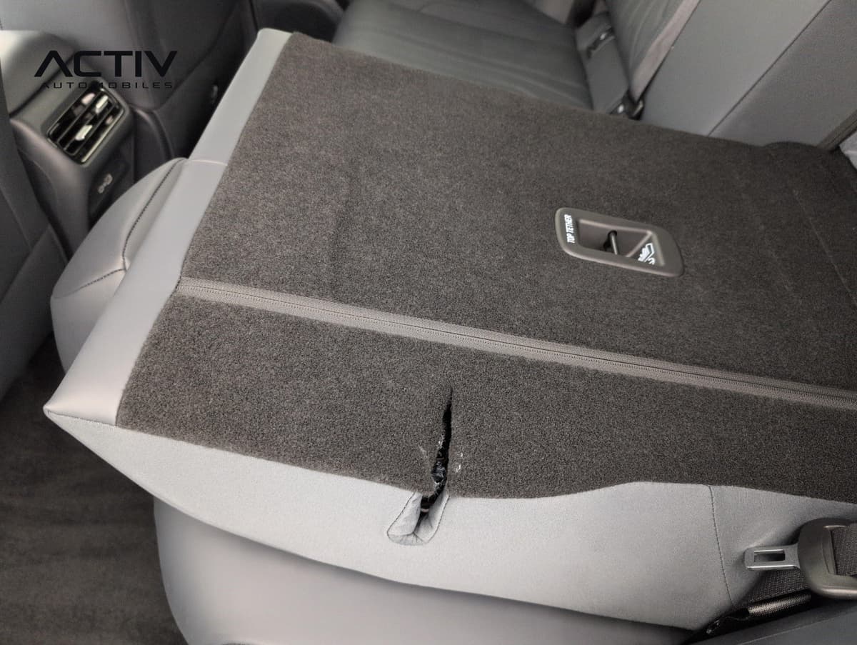 Geely Starray : dossier de banquette arrière rabattu avec son revêtement moquette