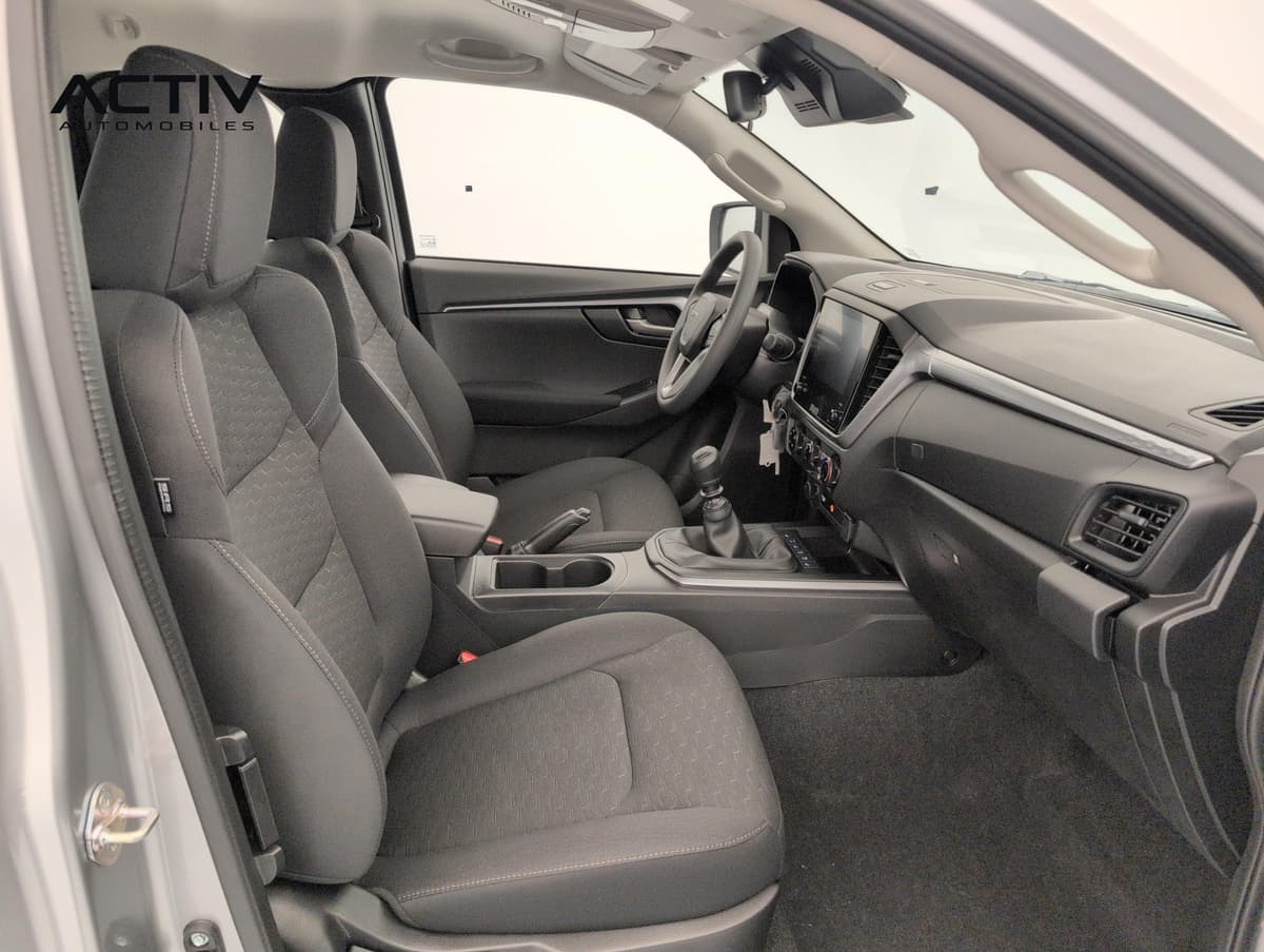 Isuzu D-MAX : habitacle avant côté passager avec siège en tissu sombre et levier de vitesses manuel