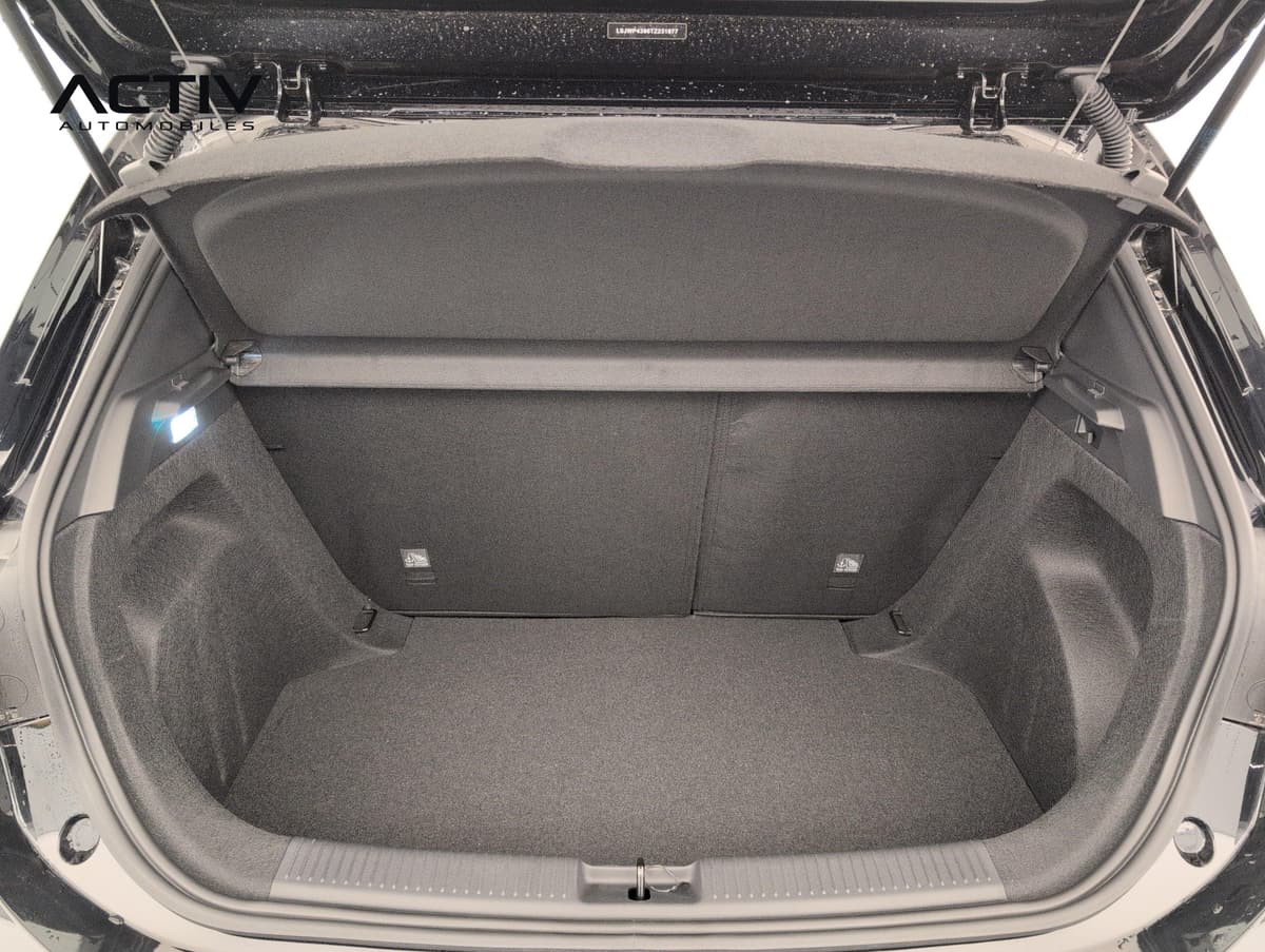 Mg MG3 : coffre ouvert avec cache-bagages en place et banquette arrière rabattable 40:60