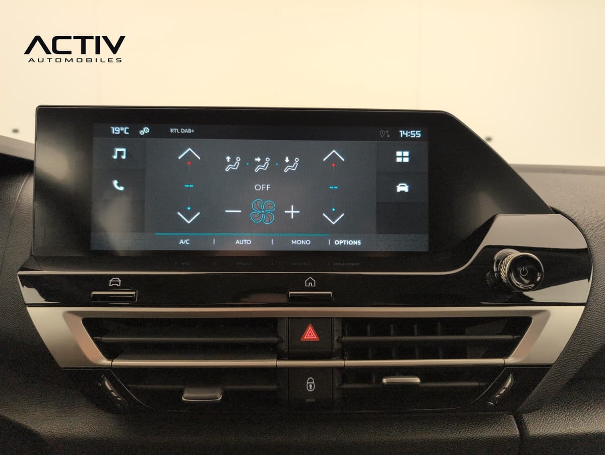 Citroën C4 : écran tactile central affichant les réglages de climatisation, aérateurs et feux de détresse