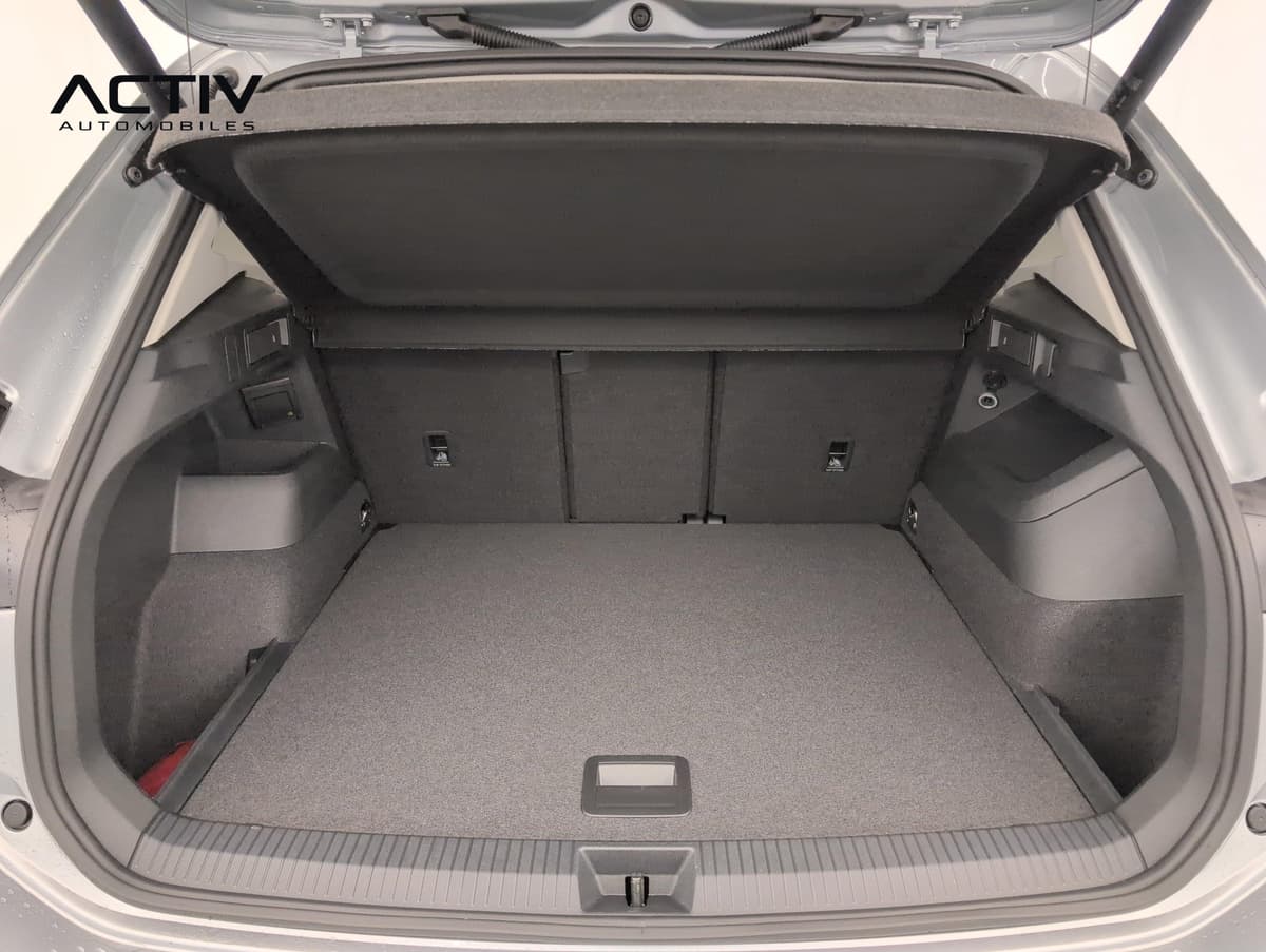 Volkswagen Tiguan : coffre ouvert avec plancher plat et dossiers de banquette relevés