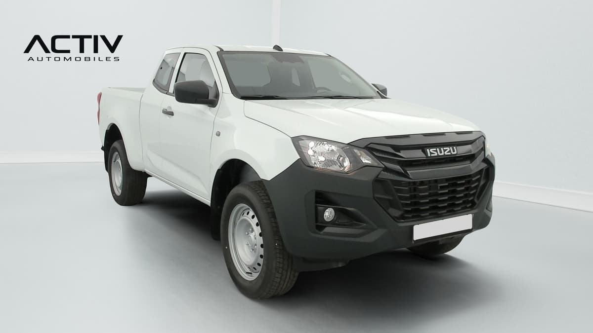 Isuzu D-MAX : pick-up blanc vu de l'avant côté droit, avec jantes en tôle et antibrouillard