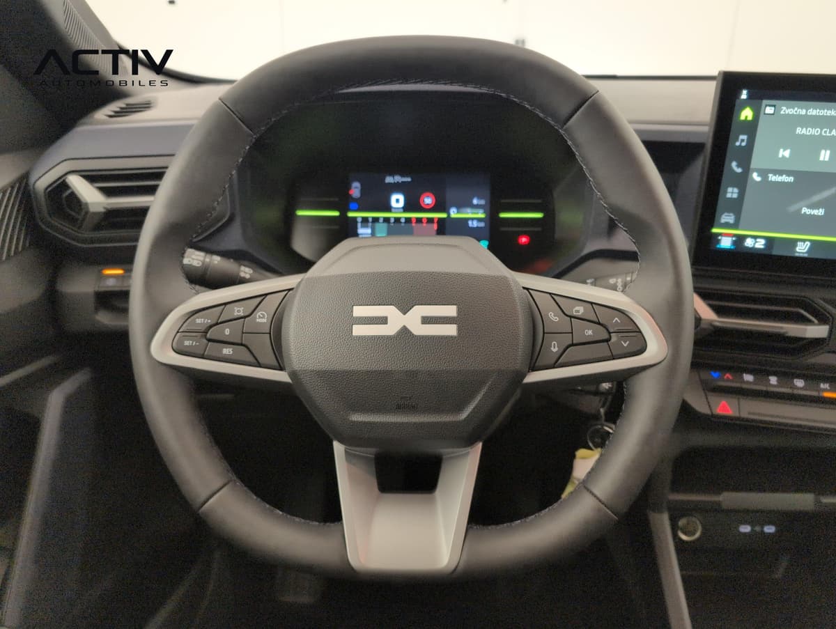 Dacia Duster : volant avec commandes au volant et tableau de bord numérique derrière
