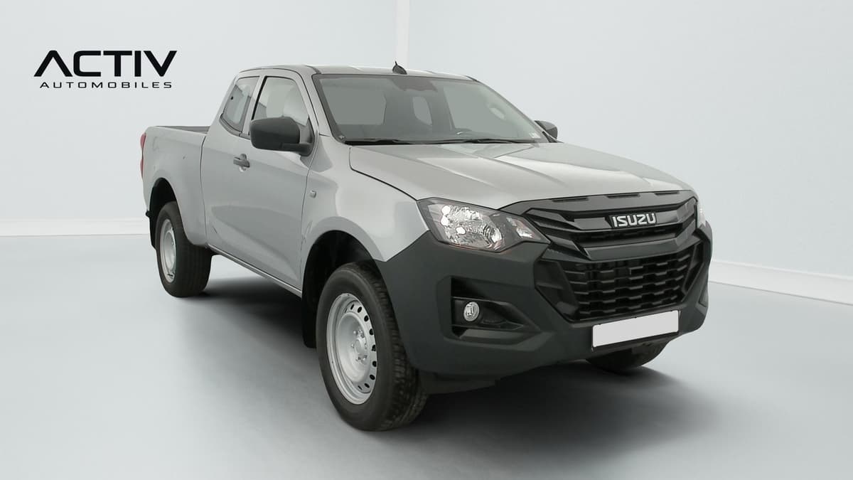 Isuzu D-MAX : avant trois quarts droit d'un pick-up gris avec pare-chocs noir et jantes en acier