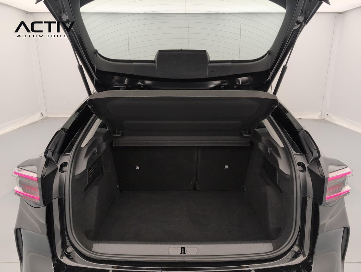 Citroën C4 : coffre ouvert avec tablette cache-bagages relevée et banquette arrière visible