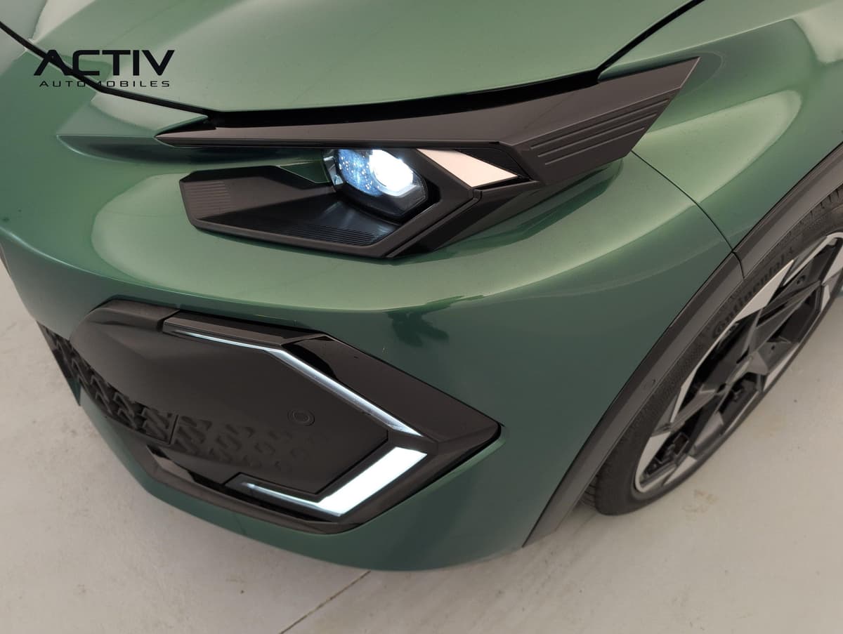 Renault Clio 6 : projecteur avant à LED allumé avec feu de jour dans le pare-chocs