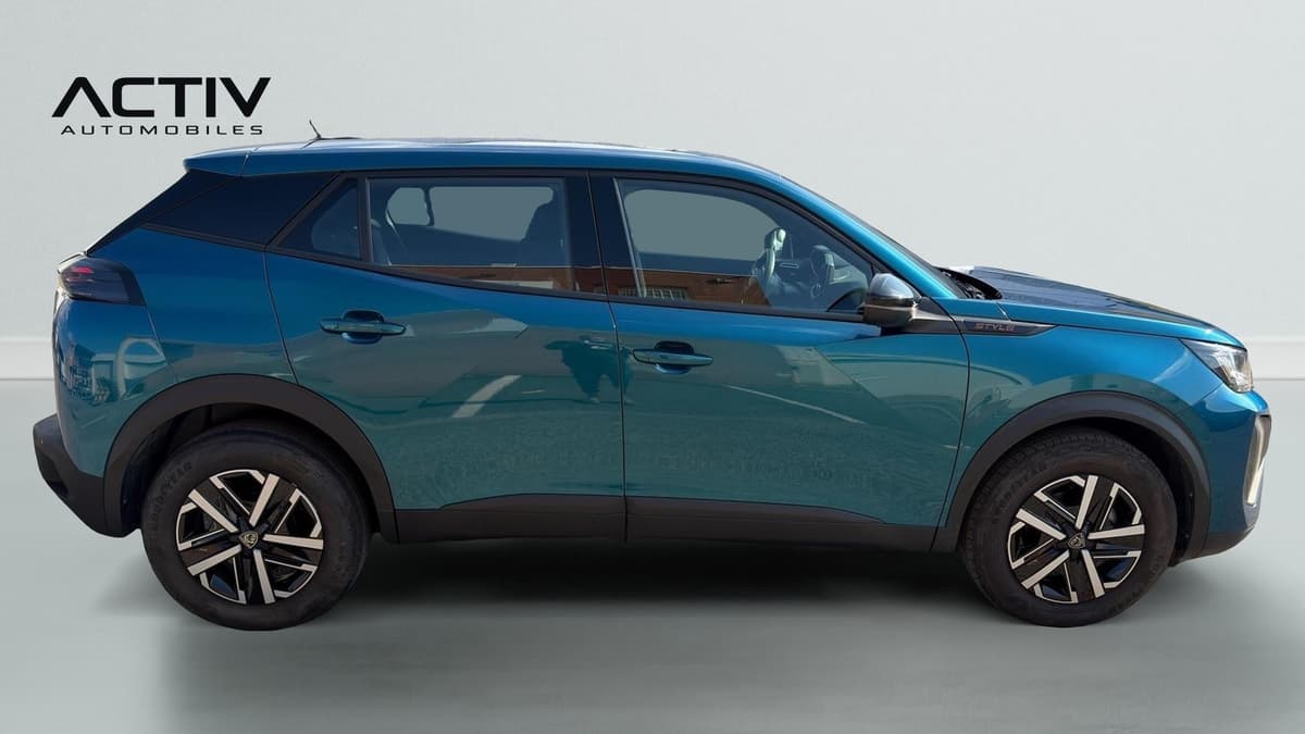 Peugeot 2008 : profil droit complet du SUV bleu avec jantes bicolores et protections latérales noires