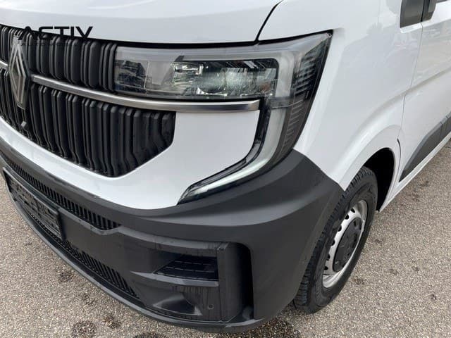 Renault Master Fourgon : projecteur avant à LED et calandre noir grainé vus de près