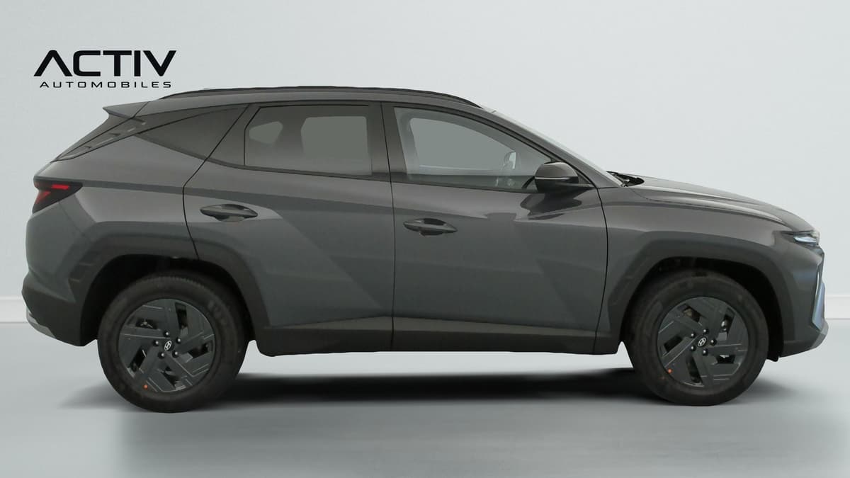 Hyundai Tucson : profil droit du SUV gris avec jantes alliage et rétroviseur