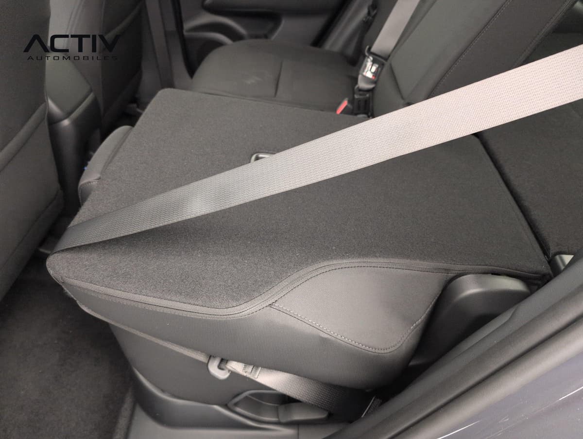 Hyundai Tucson : banquette arrière en tissu noir avec dossier rabattu, vue par la portière