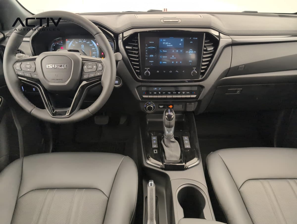 Isuzu D-MAX : planche de bord avec écran tactile, volant et levier de vitesses automatique