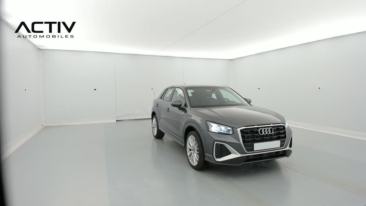 Audi Q2 : vue avant trois quarts droit, gris, avec jantes alliage et calandre noire