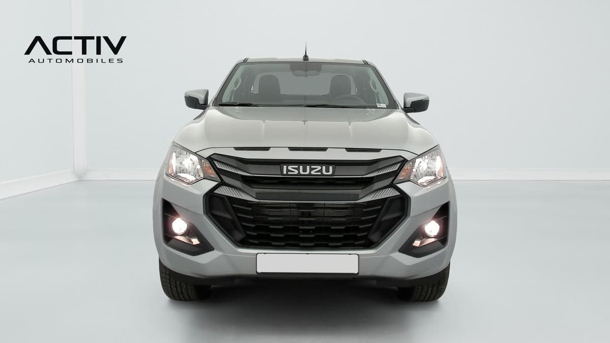 Isuzu D-MAX : face avant grise avec calandre noire, phares allumés et anti-brouillard