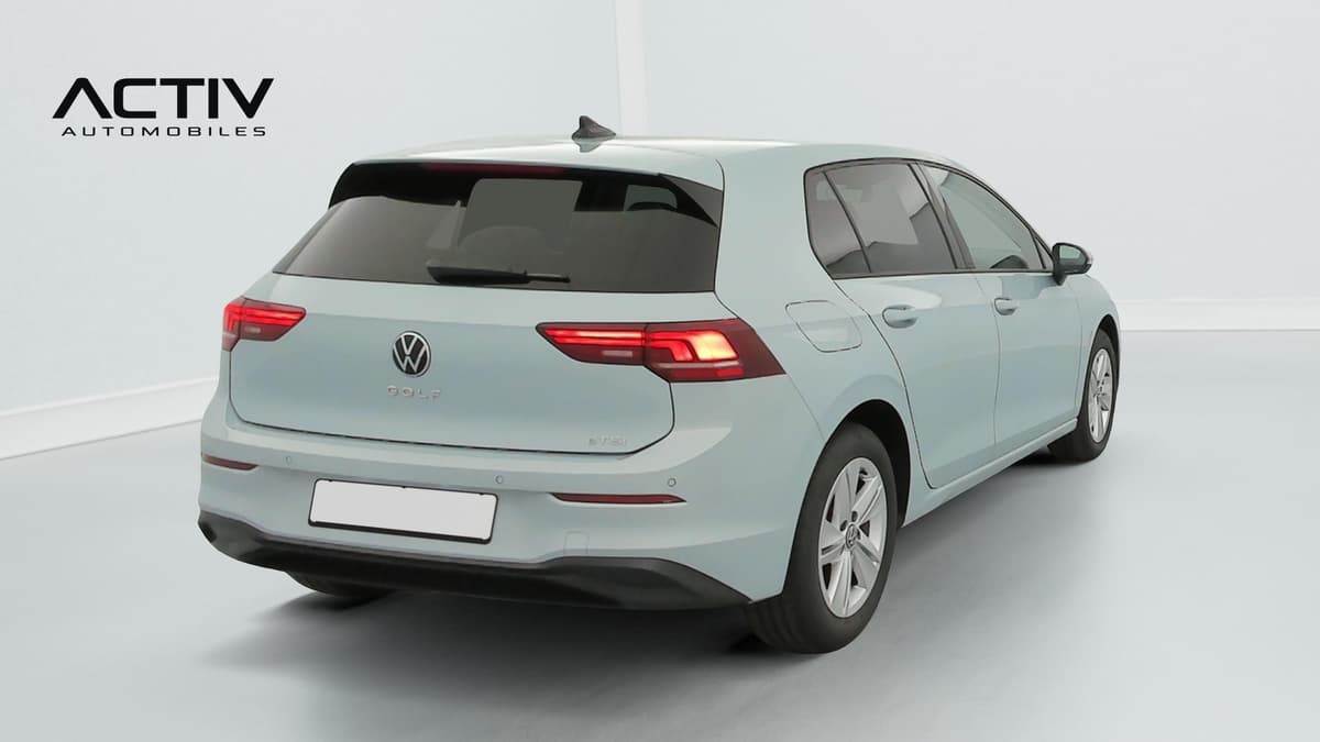 Volkswagen Golf 8 : vue arrière trois quarts droit avec feux à LED et jantes alliage