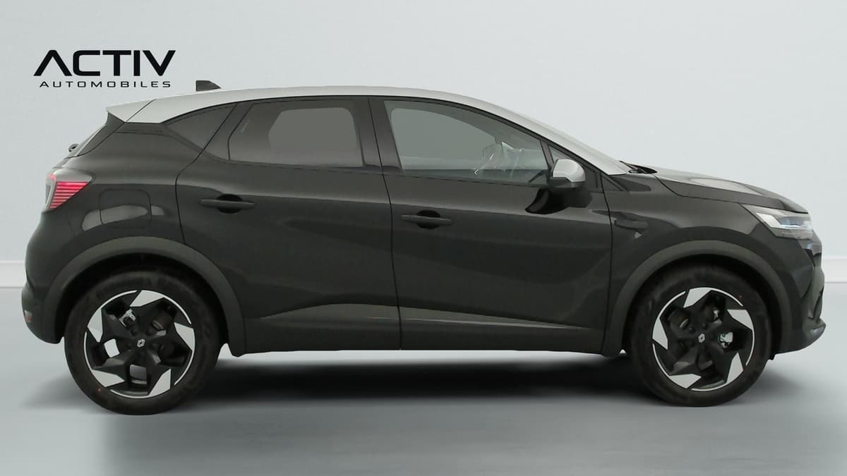 Renault Captur : profil droit d'un SUV noir à toit gris clair et jantes aluminium bicolores