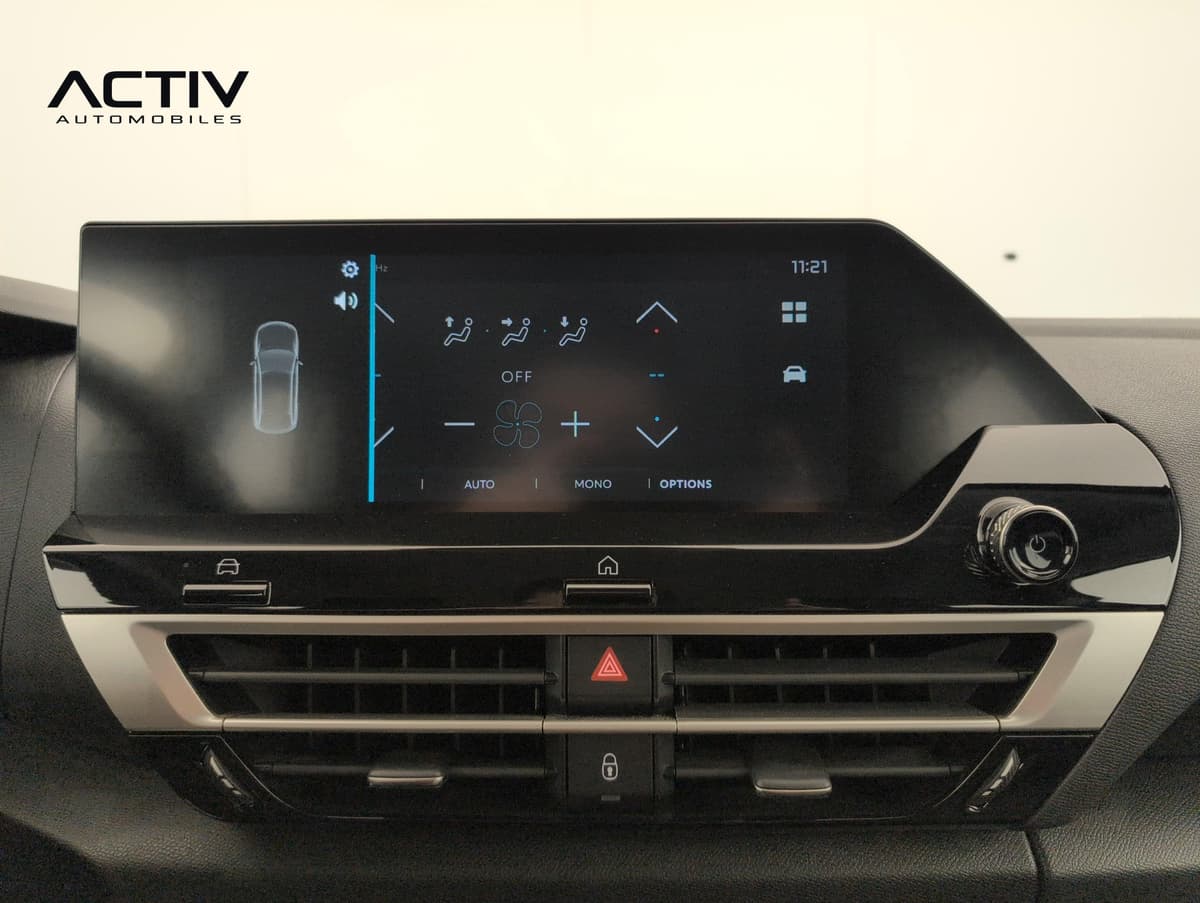 Citroën C4 : écran central tactile affichant les réglages de ventilation, aérateurs et feux de détresse