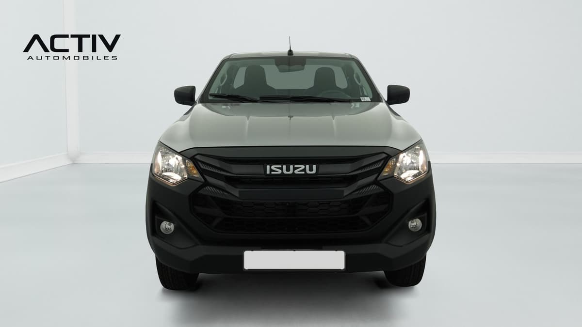 Isuzu D-MAX : face avant avec calandre noire, phares halogènes et feux anti-brouillard