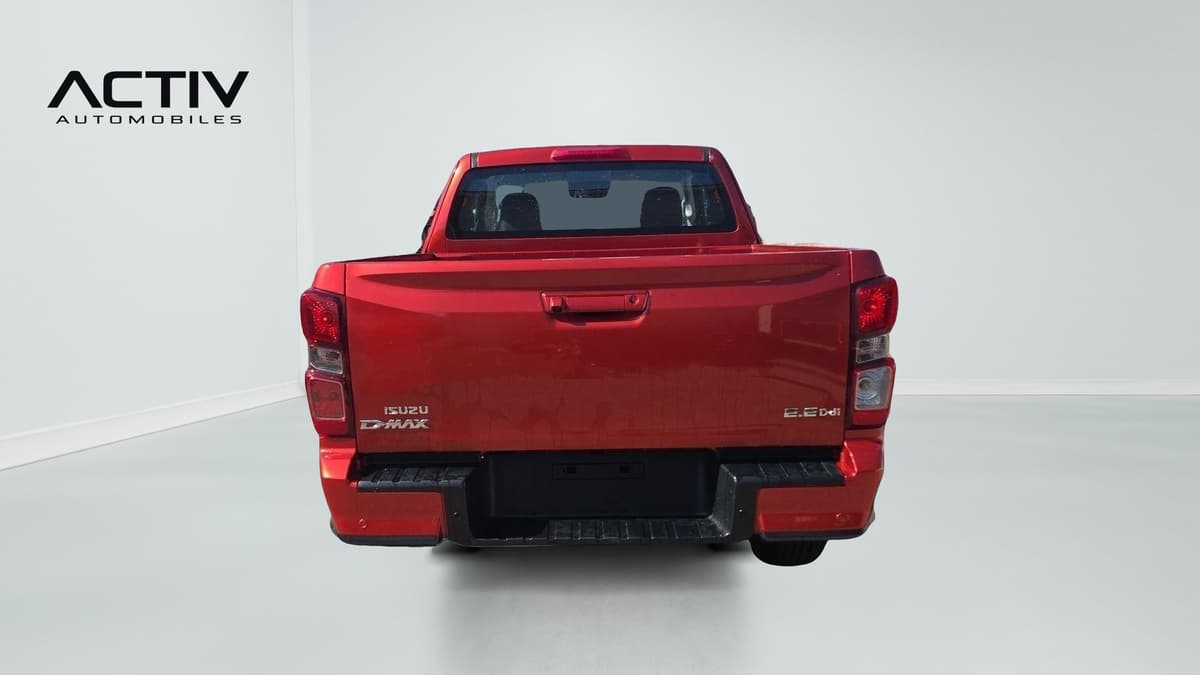Isuzu D-MAX : face arrière avec hayon, feux et pare-chocs avec marche