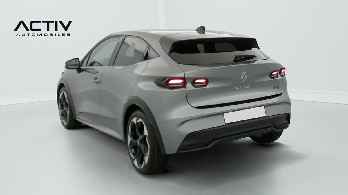 Renault Clio 6 : vue arrière trois quarts gauche, gris, feux rouges et jantes bicolores