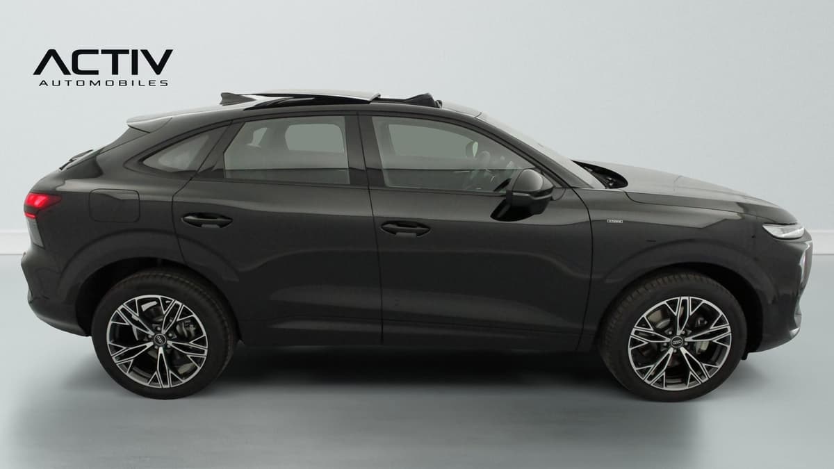 Audi Q3 Sportback Hybride : profil droit du SUV noir avec jantes bicolores et toit ouvrant