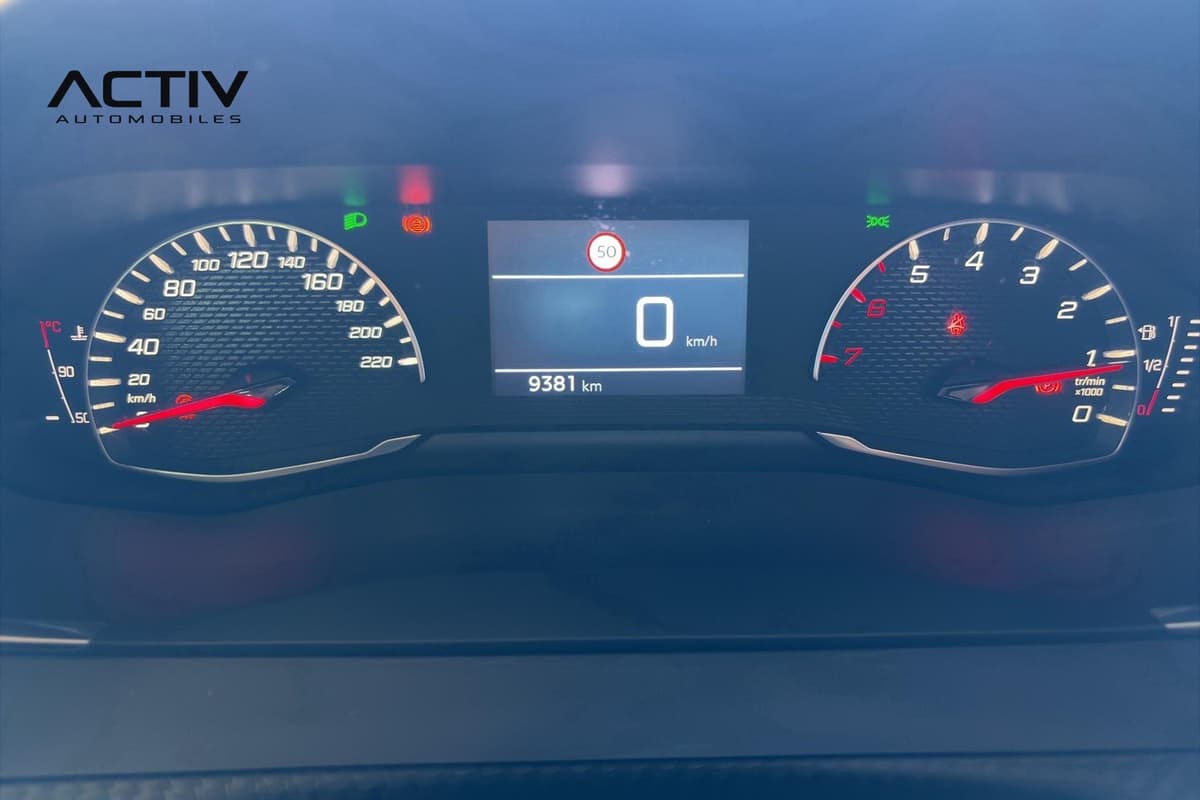 Peugeot 2008 : combiné d'instruments avec compteur de vitesse, compte-tours et écran central