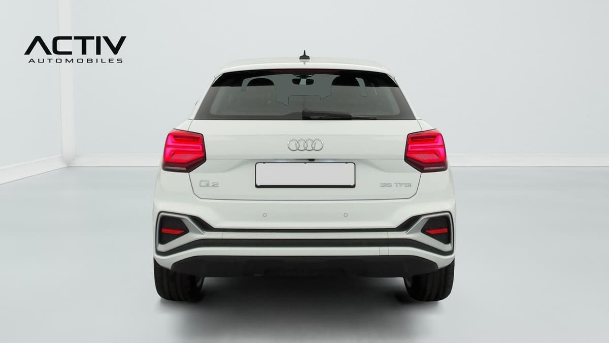 Audi Q2 : face arrière blanche avec feux à LED allumés et pare-chocs noir