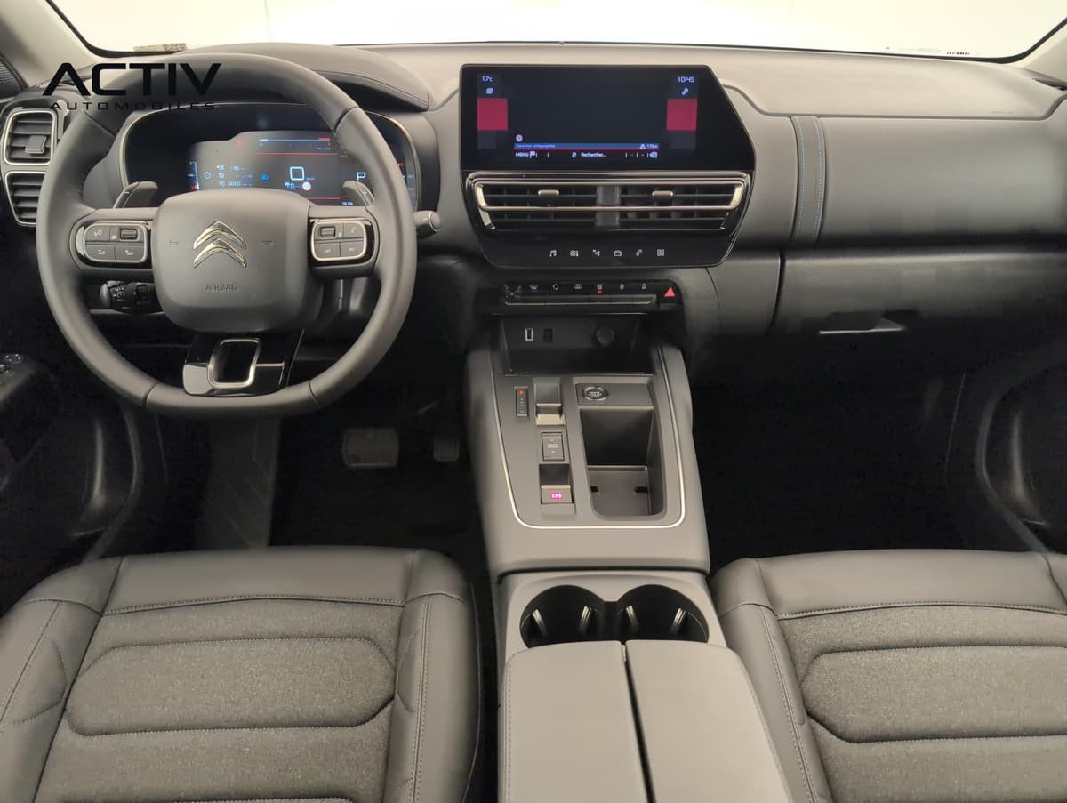 Citroën C5 Aircross : planche de bord avec écran tactile, volant et console centrale vus de l'arrière