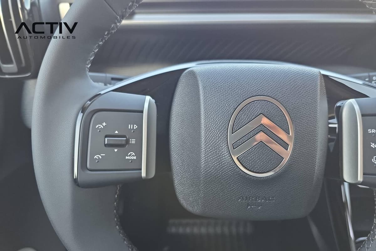 Citroën C3 Aircross : volant noir avec commandes du régulateur et logo central