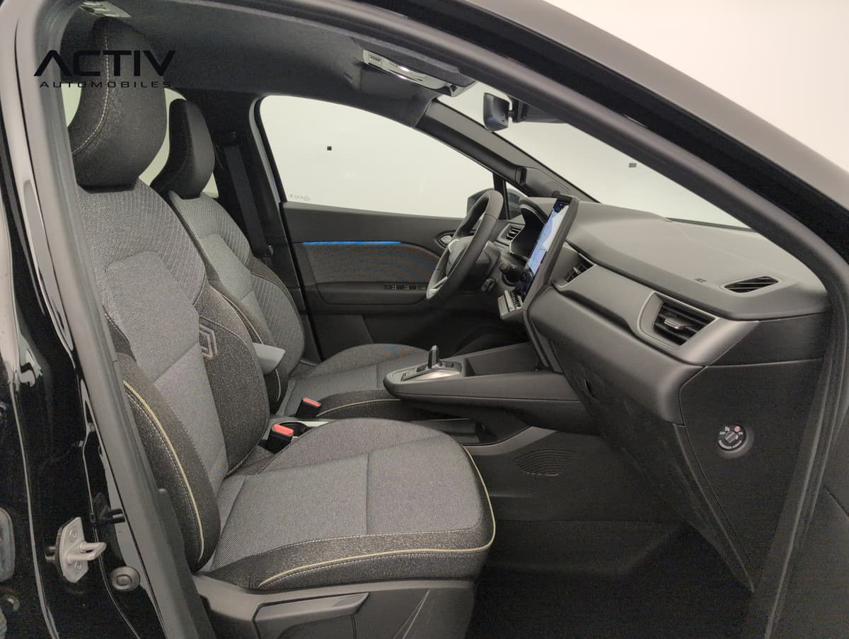 Renault Symbioz : sièges avant en tissu gris chiné avec planche de bord et levier de vitesses