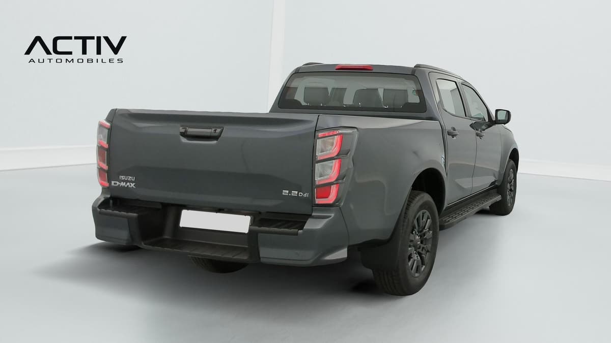 Isuzu D-MAX : arrière trois quarts droit du pick-up gris avec hayon fermé et jantes noires